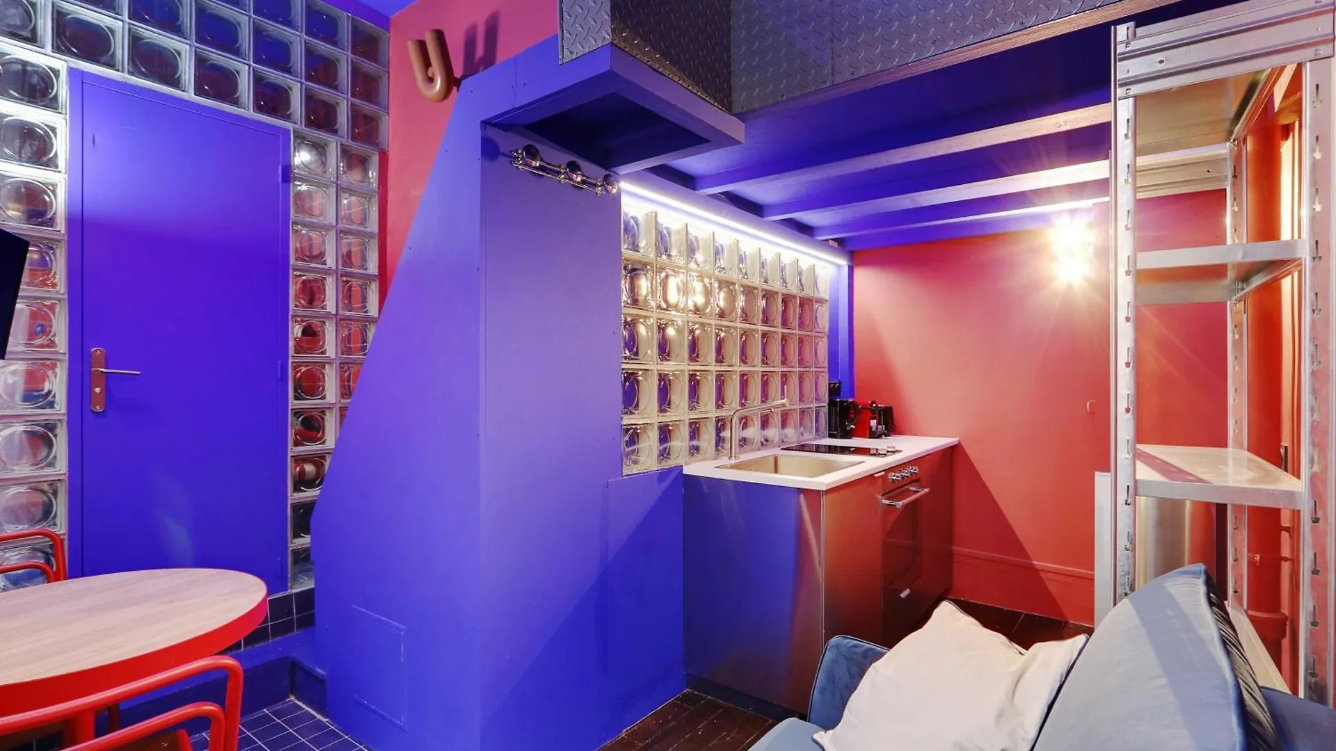 Colourful For 2 - Heart Of Le Marais Apartment